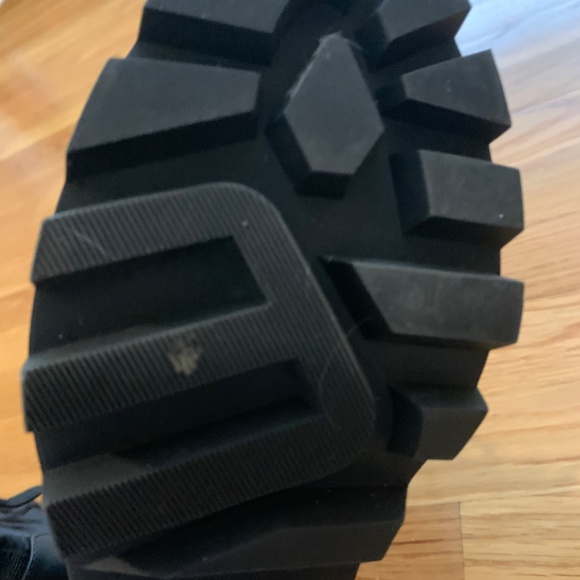 Moncler boots 8.5 - Picture 9 of 10